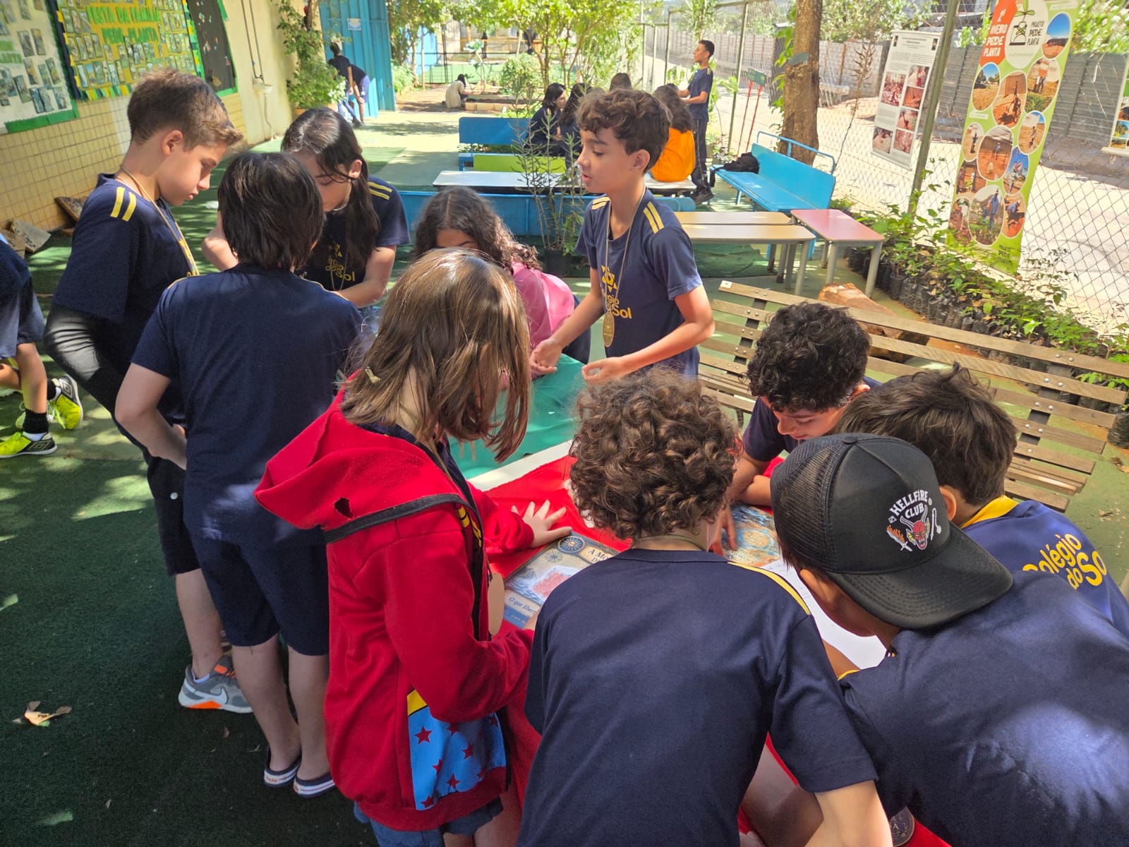 Participantes explorando dinâmicas imersivas da Engenho Mágico